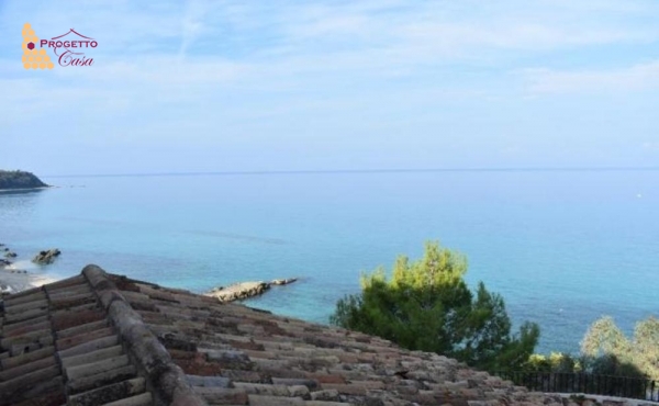 Spaziosa villa in prima linea  
