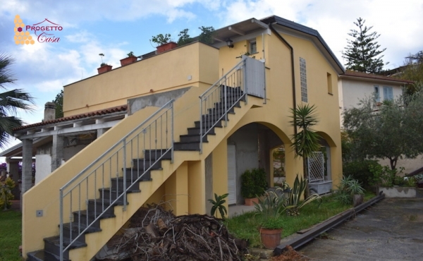  Villa con ampio giardino a Capo Vaticano